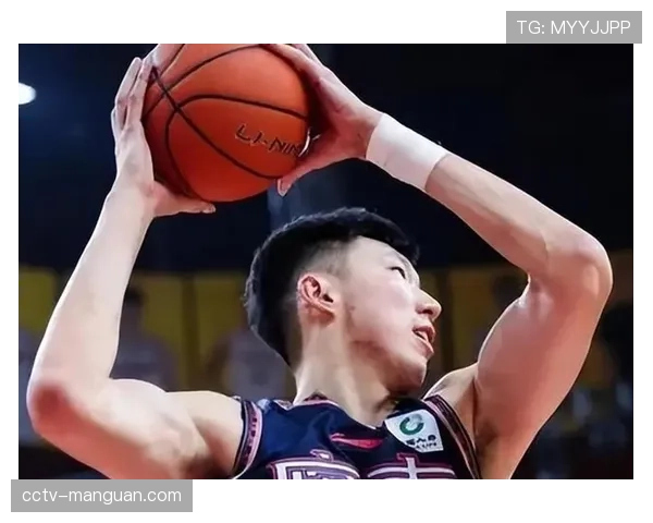 特写:易建联现身广东主场观战,与老队友周鹏寒暄 特写:易建联现身广东主场观战,与老队友周鹏寒暄